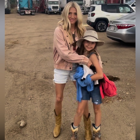 Meet your posher, Ash - Picture 14 of 16